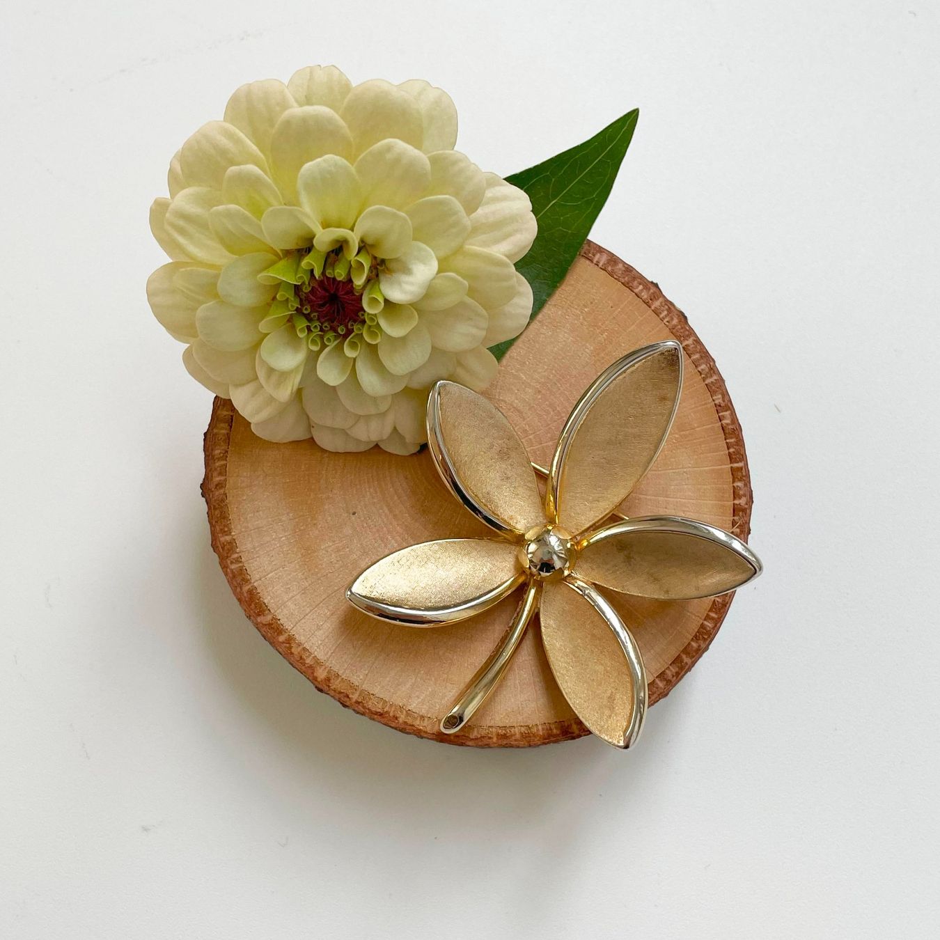 Spille & Fermagli: Brosche TRIFARI Blatt mit Strass-Stein VINTAGE 1970s – Usato da Brüttisellen venduto da Buxus 1