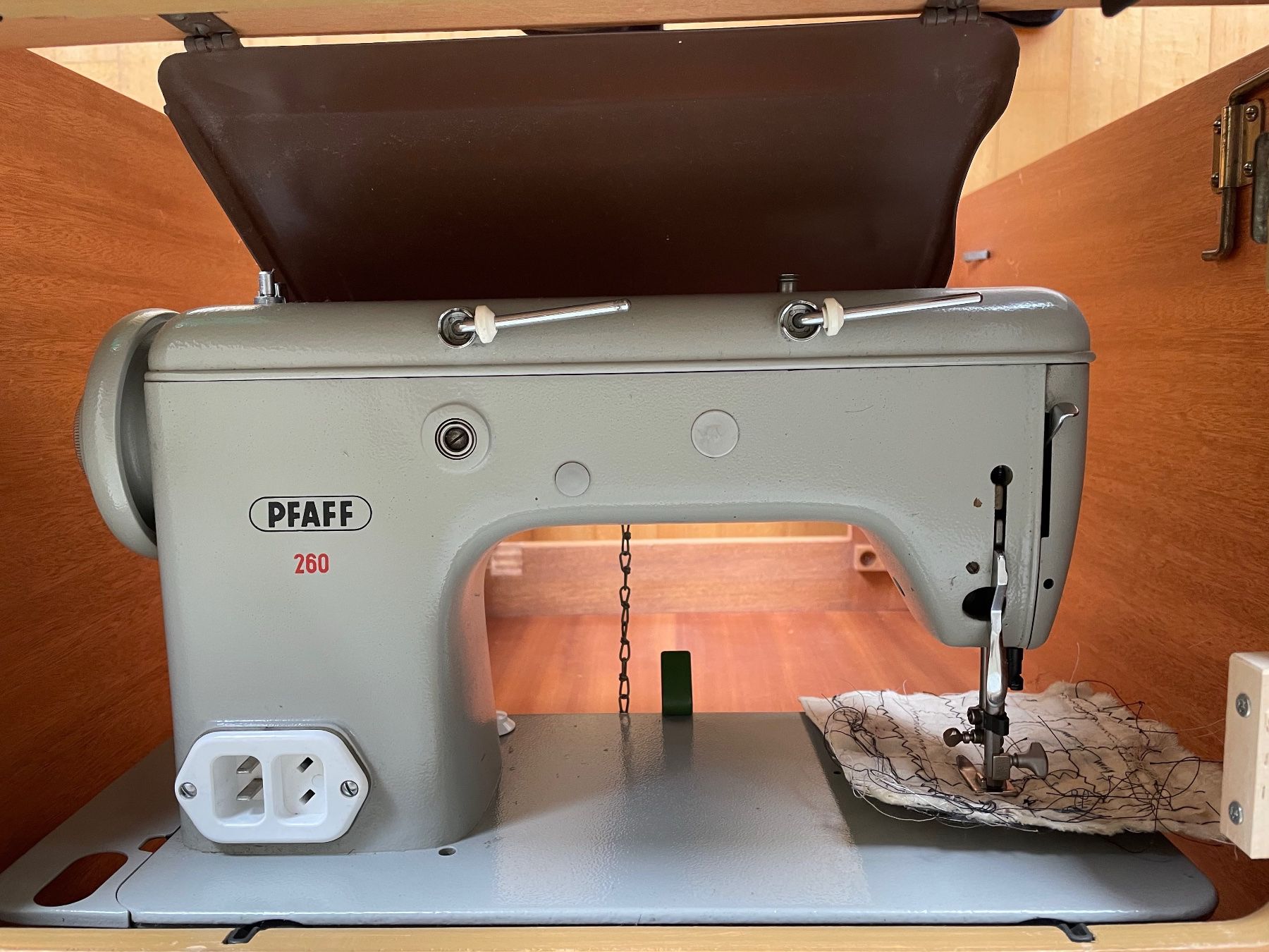 Pfaff Macchine da cucire: Pfaff 260 Automatic Schrank-Nähmaschine – Usato da Winterthur venduto da piip13 2