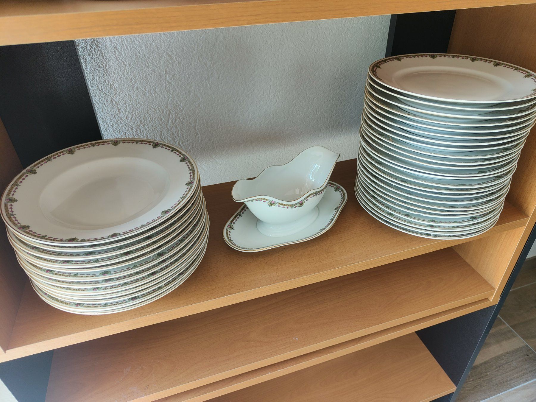 Set di piatti: Service de table LANGENTHAL en porcelaine, set complet – Usato da Develier venduto da starcustomer 3