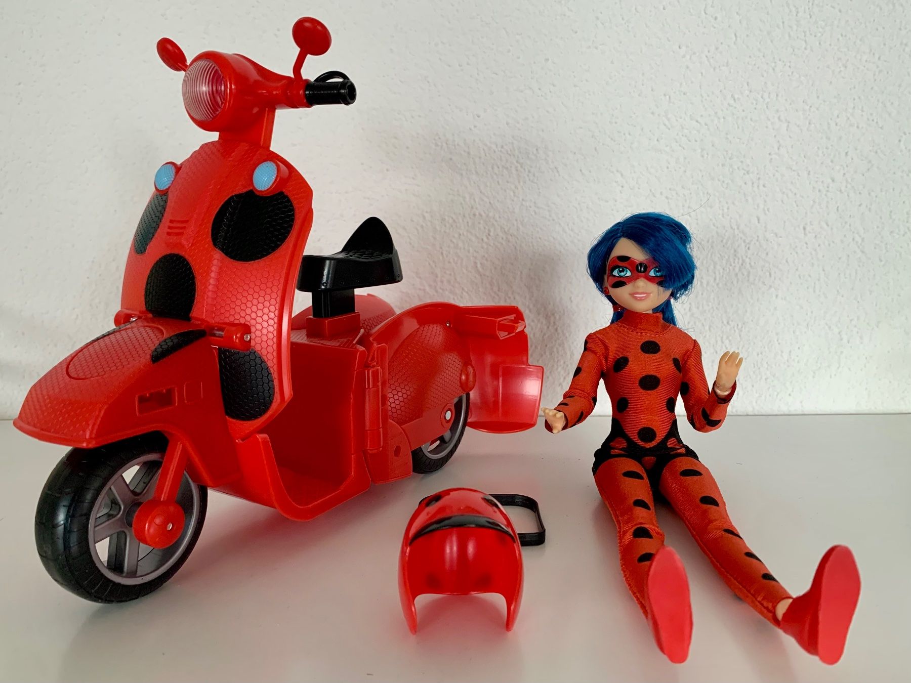 Giocattoli: Miraculous Ladybug Scooter mit Puppe – Nuovo (secondo la descrizione) da Küsnacht ZH venduto da ast_26yp 1