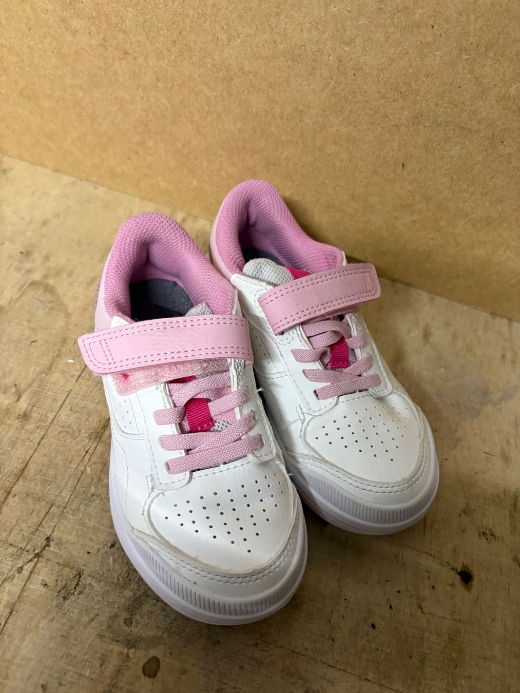 Decathlon Scarpe per ragazze: Robuste Kindersportschuhe mit Klett Gr. 29 – Usato da Kerzers venduto da chassotce