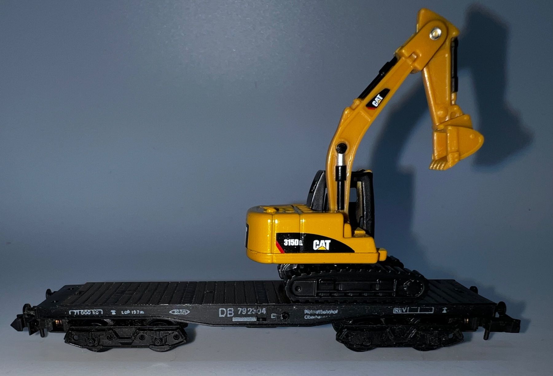 Arnold Modelleisenbahnen: Arnold-N , Tieflader mit CAT-Bagger – Gebraucht aus Basel von jonnyhaas 2