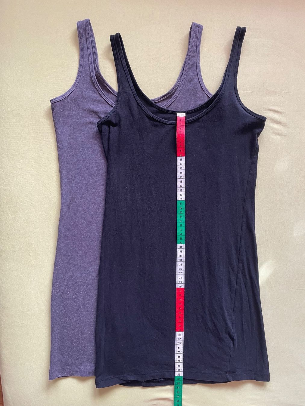 Tops: 2 Basic Tops Tank Tops schwarz und grau Grösse 34-36 – Gebraucht aus Winterthur von secondhand_love 6