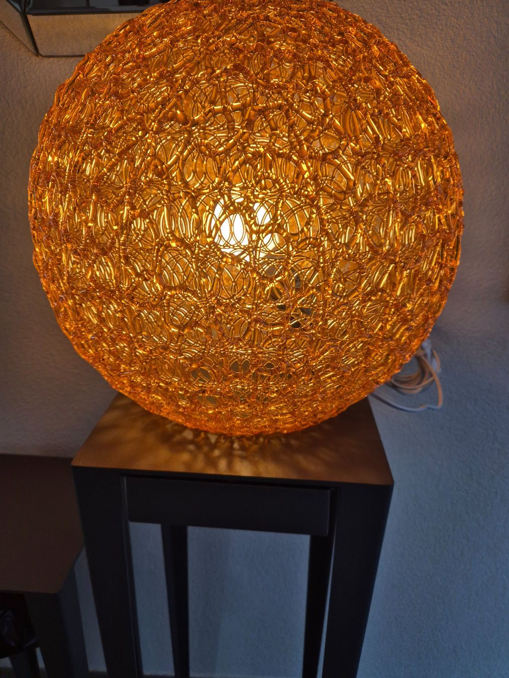 Lampade: Lampe de table orange sphérique lucite plexiglas – Usato da Fully venduto da tameab 4