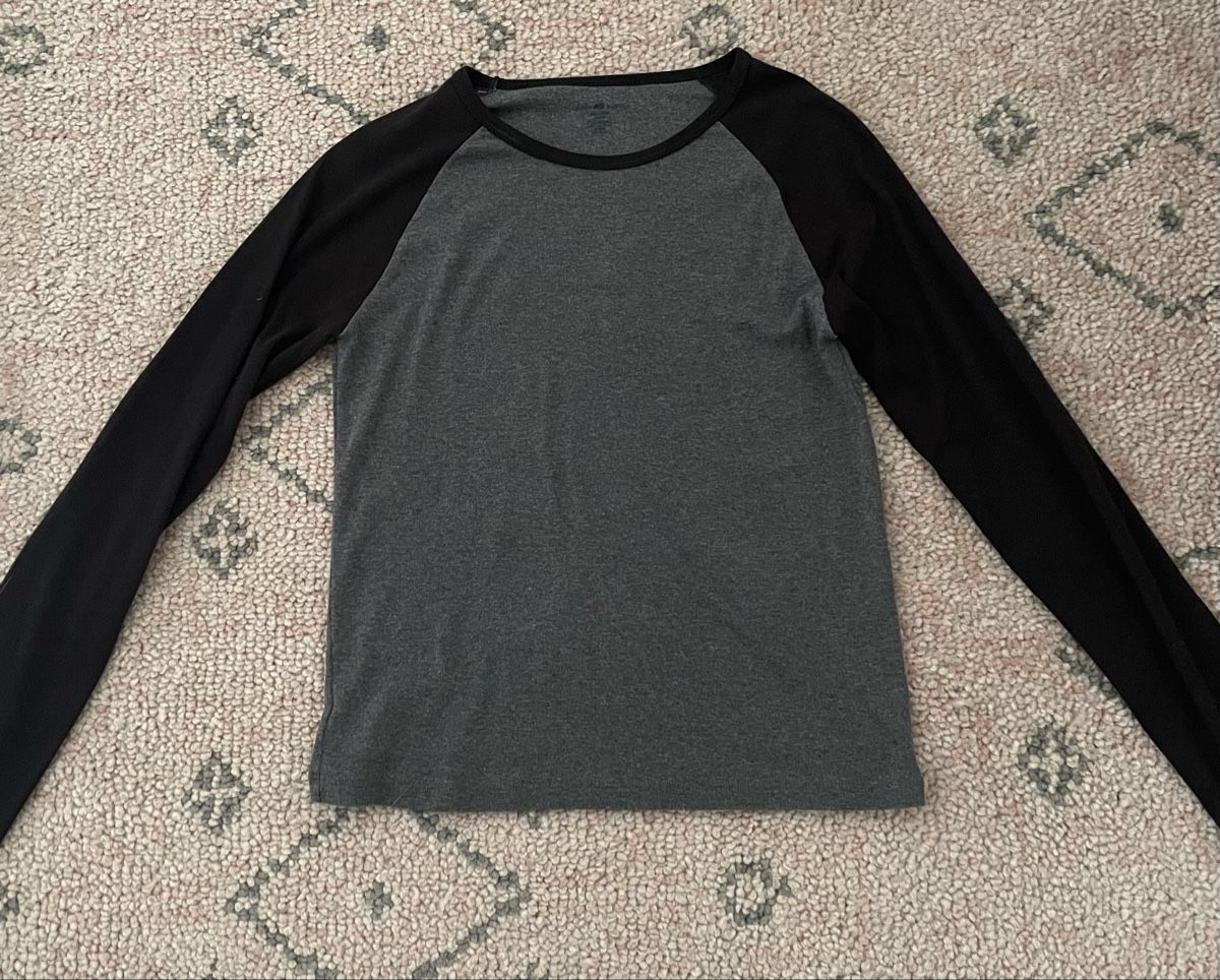 Brandy Melville Top: Langarm Shirt Brandy Melville – Nuovo (secondo la descrizione) da Oetwil am See venduto da ser_j95v