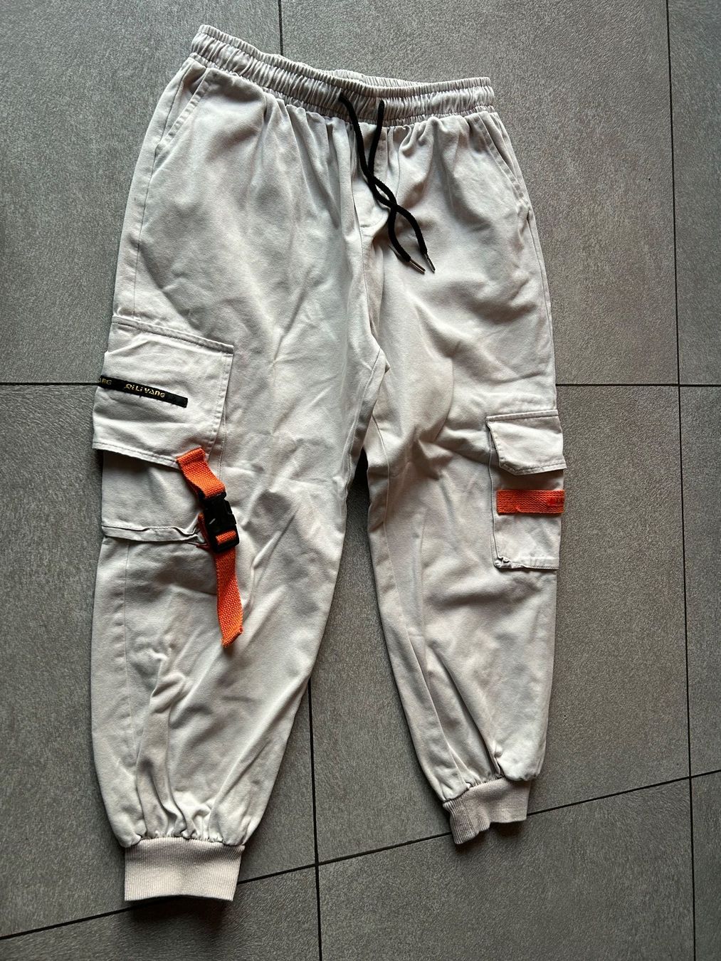 Pantaloni: Hose CARGO Sommer Beige 7/8 Gr. S – Usato da Arbedo venduto da nadia1973