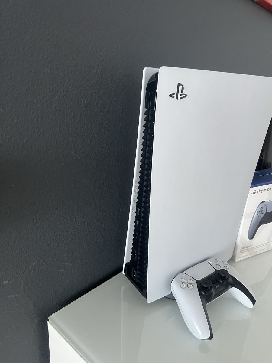 Sony Console: PlayStation 5 (PS5) – Version Disc+ 2 Controller – Usato da Zürich venduto da jos_d7vr 1
