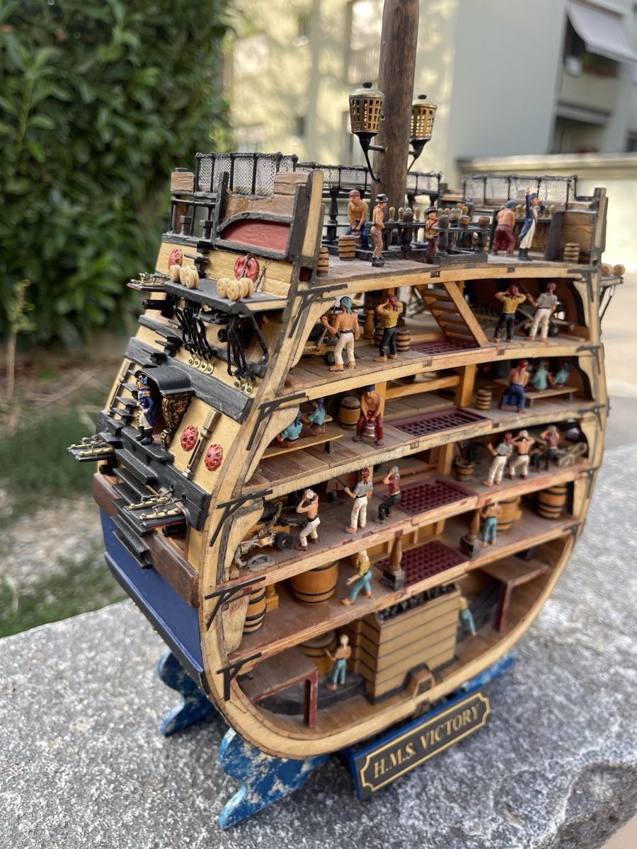 Kit di modellismo & Modellini statici: Schiffsmodell HMS Victory Schnittmodell mit Vitrine – Usato da Basel venduto da torthum 4