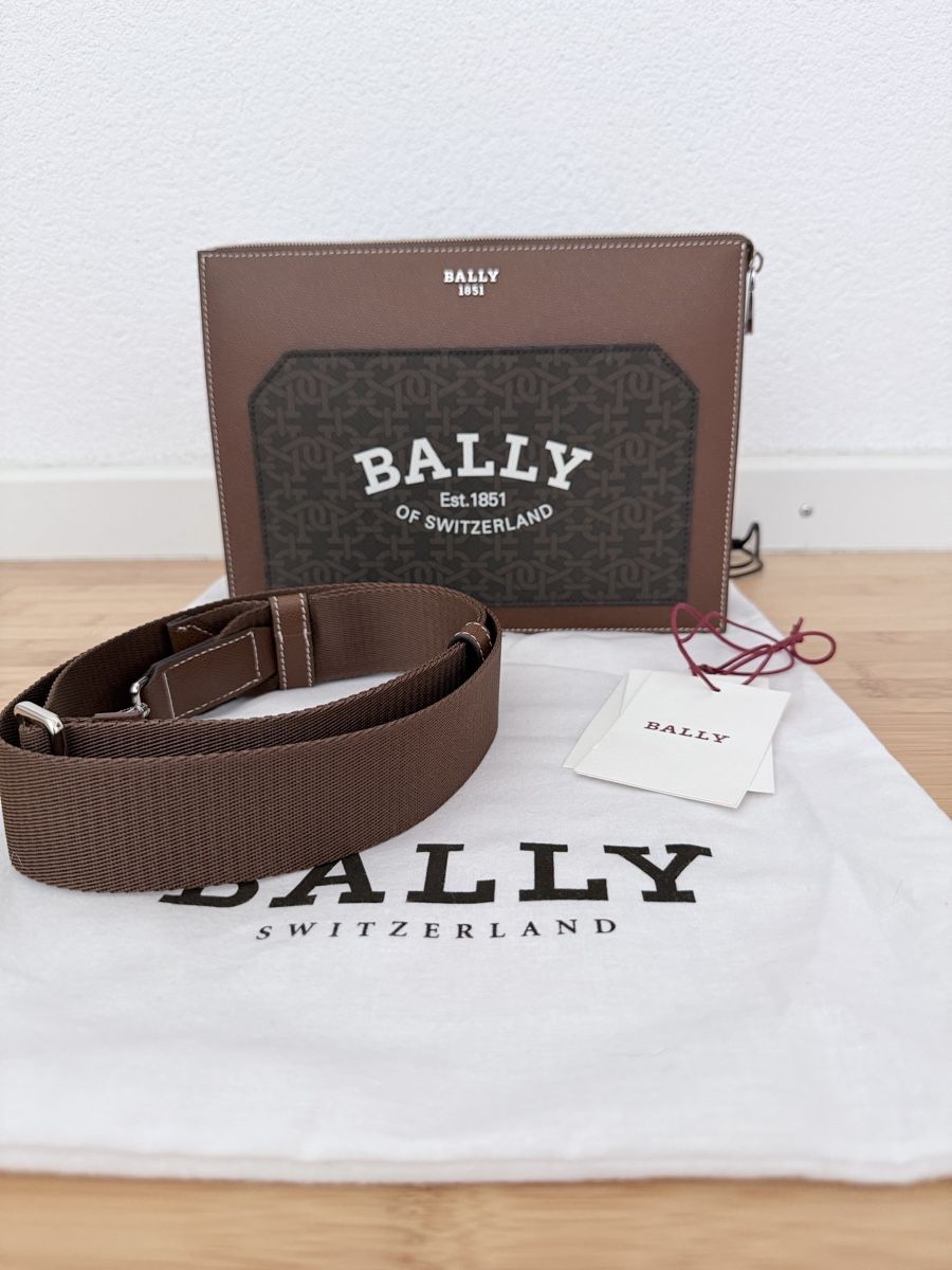 Bally Sacs: Bally clutch bag brown leather monogram with strap – D'occasion à Biel-Benken BL par LYH