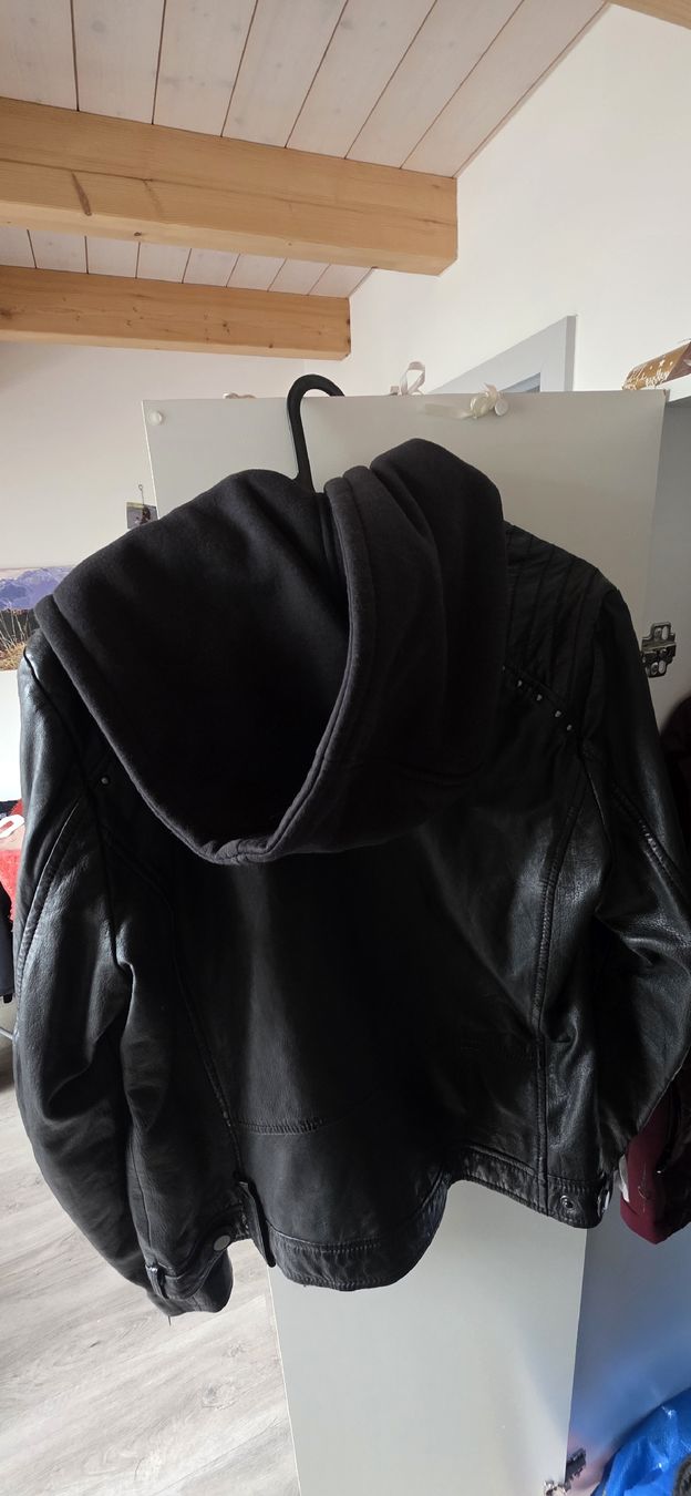 Giacche: Schwarze Lederjacke Gr. 44 mit Kapuze – Nuovo e nell'imballaggio originale da Sumiswald venduto da Andrealein92 1