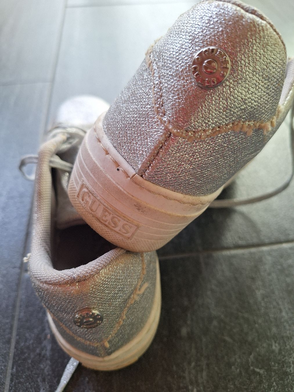 Guess Schuhe für Mädchen: Guess Sneaker silber Plateau Grösse 37  – Gebraucht aus Utzigen von Velvet8 1