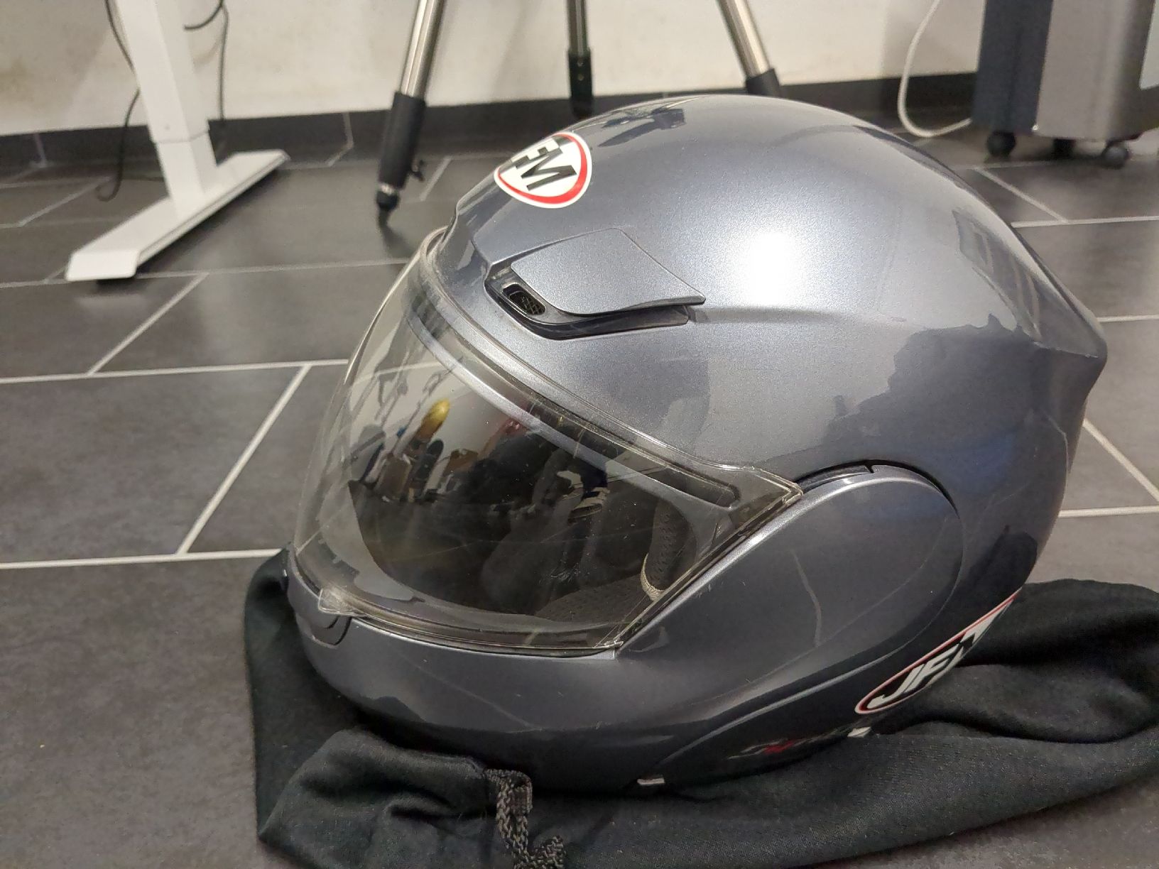 Caschi & visiere: JFM Motorcycle Helmet - Grey - Size M - Good Condition – Usato da Aarburg venduto da ali_7rgj 1