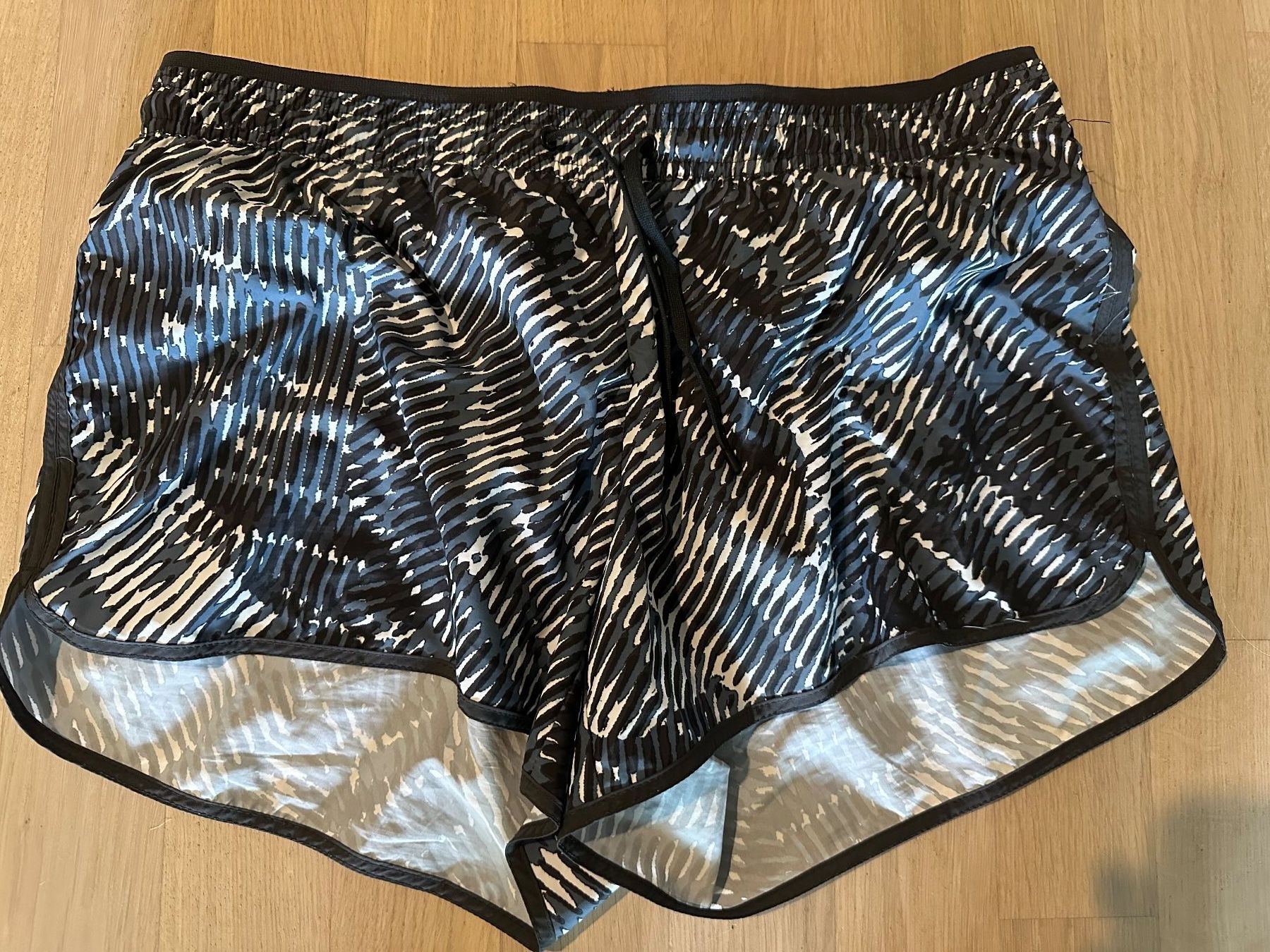 H&M Hosen: H&M Sport - Dr. 42 - Shorts - Top – Gebraucht aus Dübendorf von san_tt6m