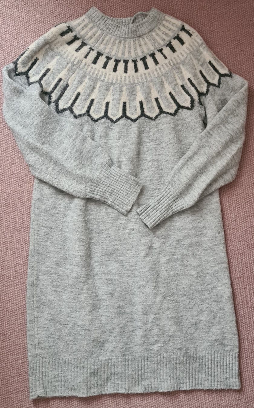 Pullover & Sweatshirts: Damen Pullover Kleid grau Grösse M mit Muster – Gebraucht aus Beromünster von gha_pd9j
