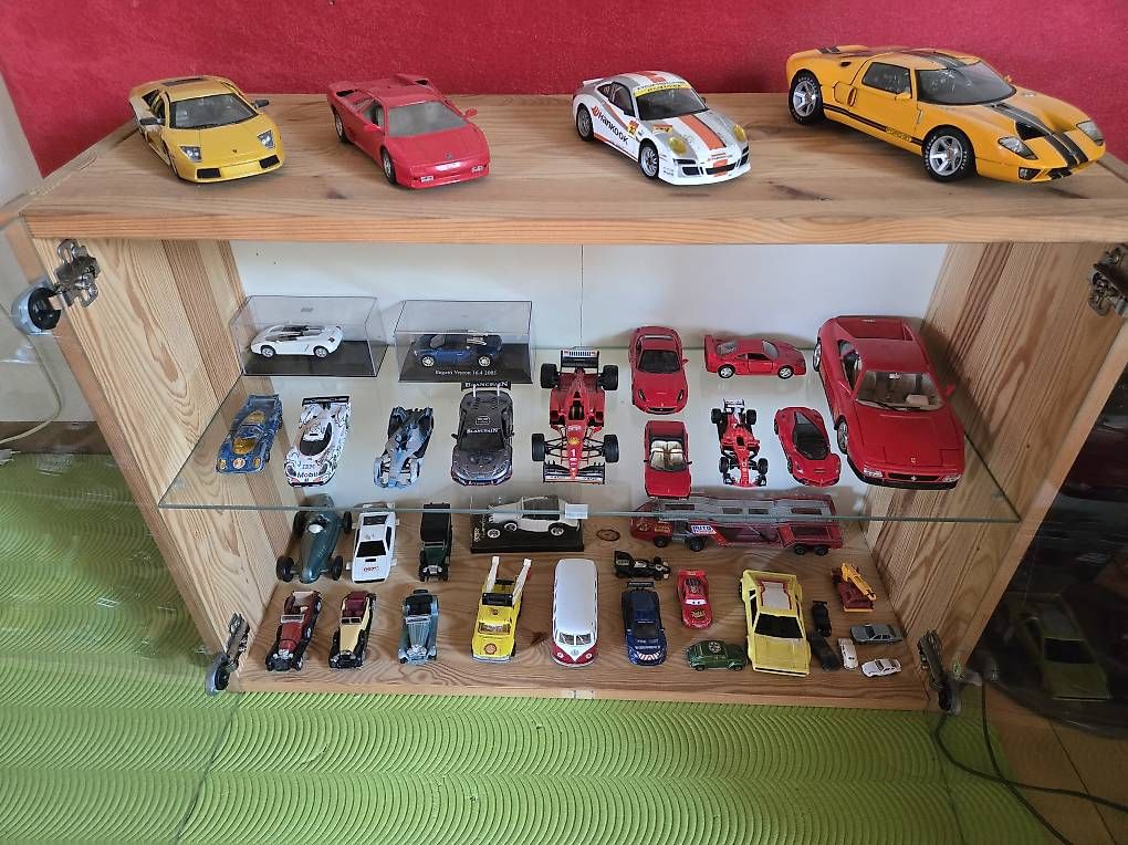 Modellautos: 37 Modell Autos mit Vitrine  – Gebraucht aus Biel/Bienne von Rouf7