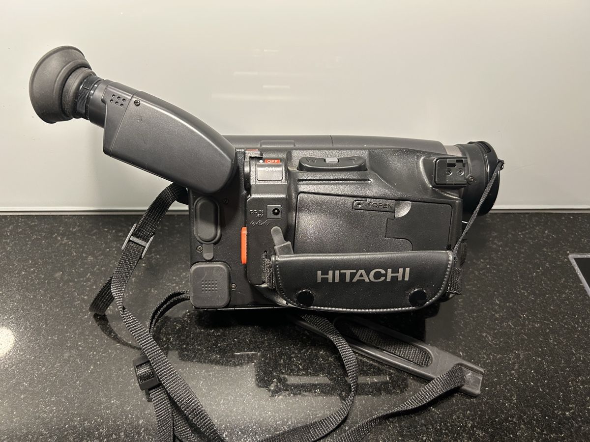 Hitachi Videocamere: Videokamera/ Videocamera Hitachi VM-E325LE – Usato da Tenero venduto da Laura-Pedu 2