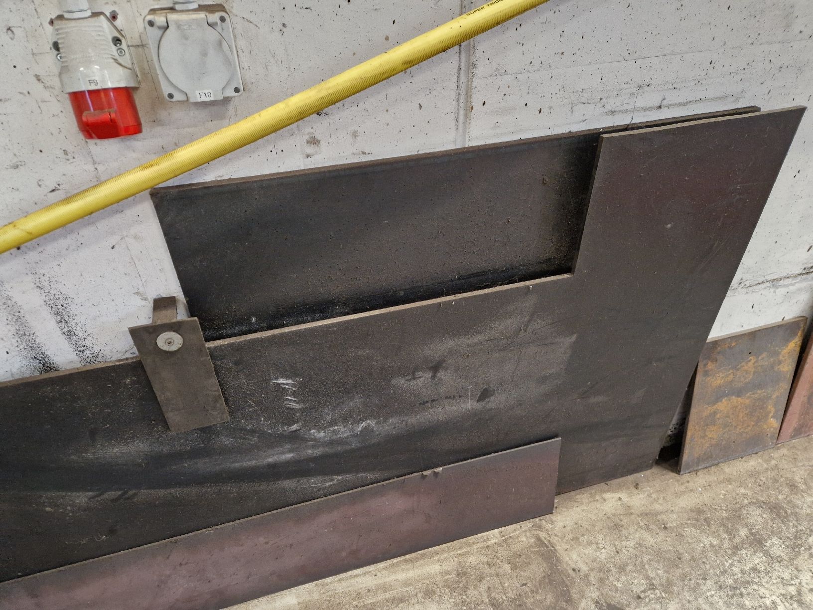 Servierplatten: Stahlplatten – Gebraucht aus Herbligen von and_q5hr 1