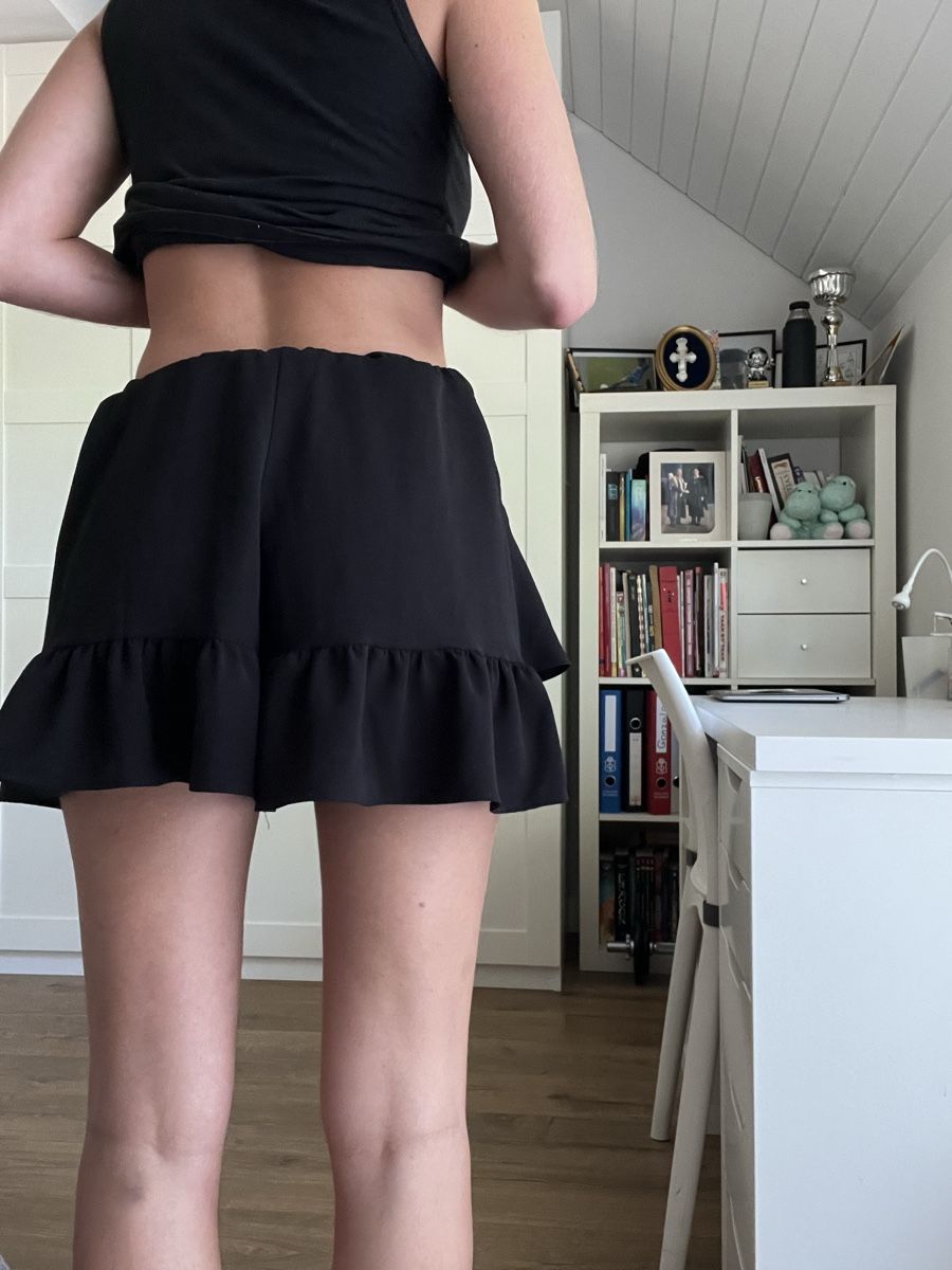 Zara Gonne: ZARA, black skirt with shorts.  – Usato da Mies venduto da sgr_887d 3