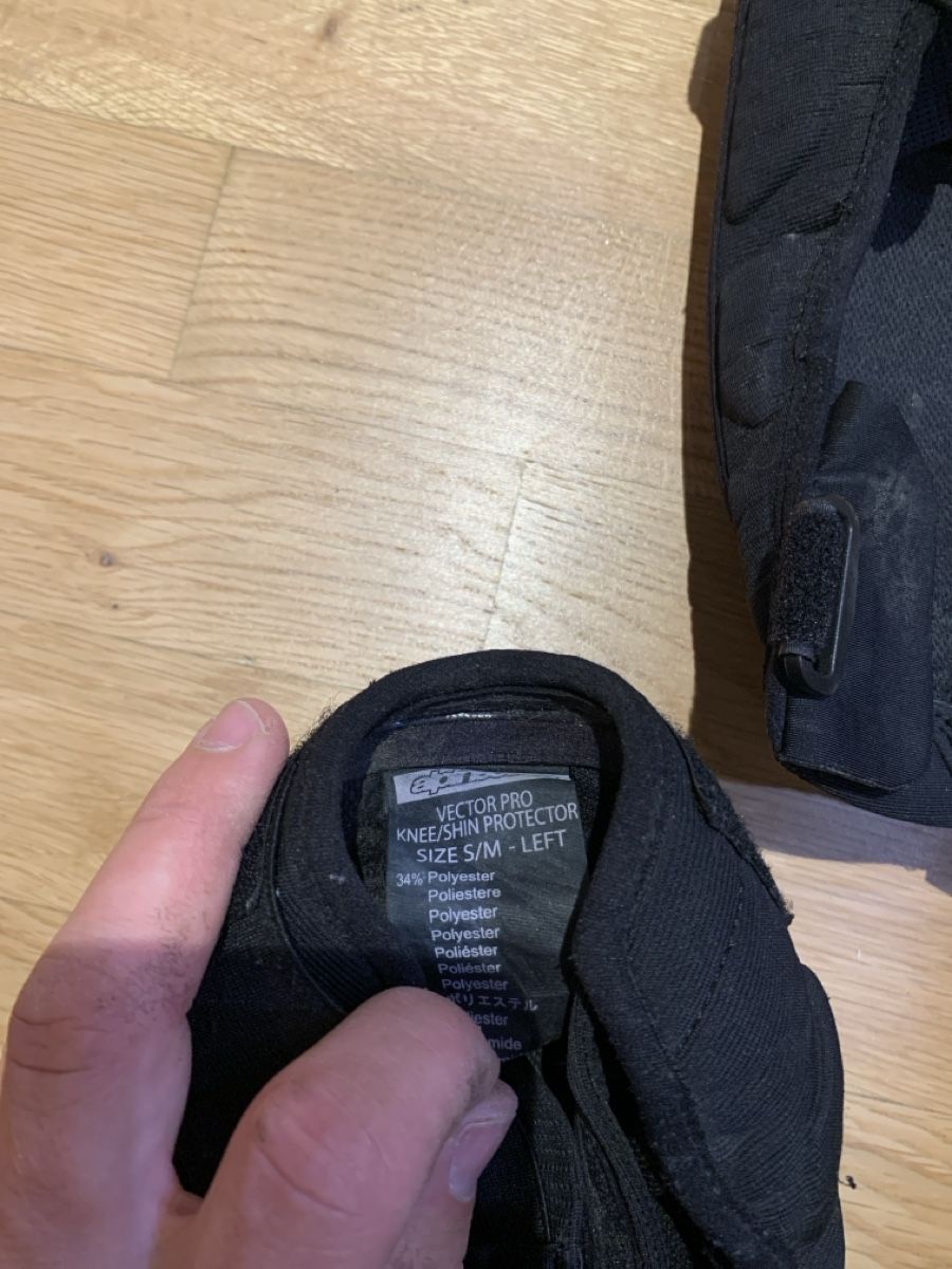 Alpinestars Protezioni & Imbottiture: Alpinestars Vector Pro Knieprotektoren Gr. S/M,  – Usato da Bern venduto da Chillaui 2