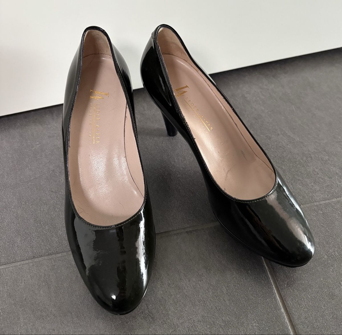Scarpe da donna: Leder Pumps Gr. 37 dunkelgrün – Nuovo (secondo la descrizione) da Tagelswangen venduto da lykainion