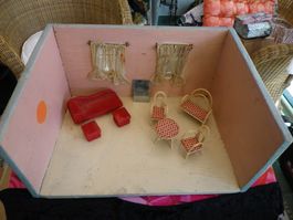 Altes Puppenstuben Gehäuse mit Möbeln