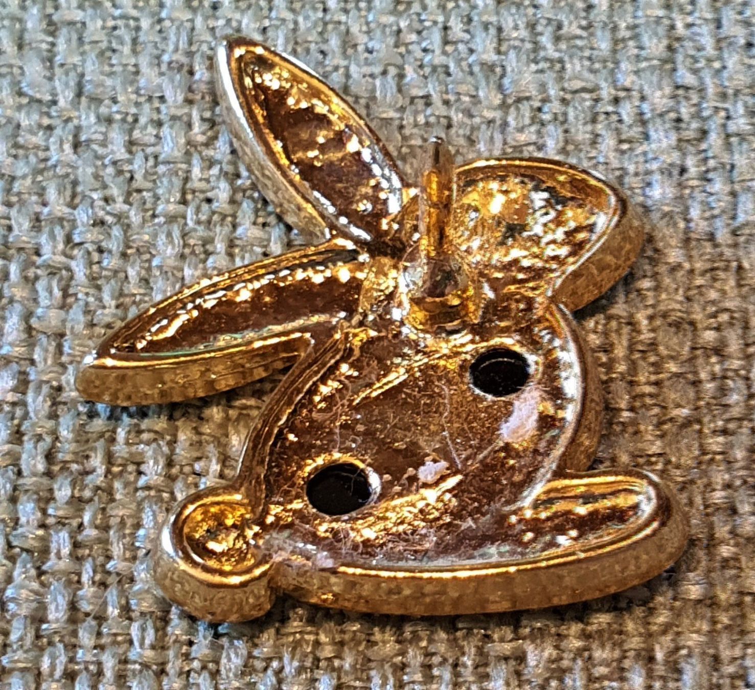Figuren: C969  Pin Goldiger Hase Schwarzer Stein? – Gebraucht aus Reinach BL von Boston-Verkauf 1