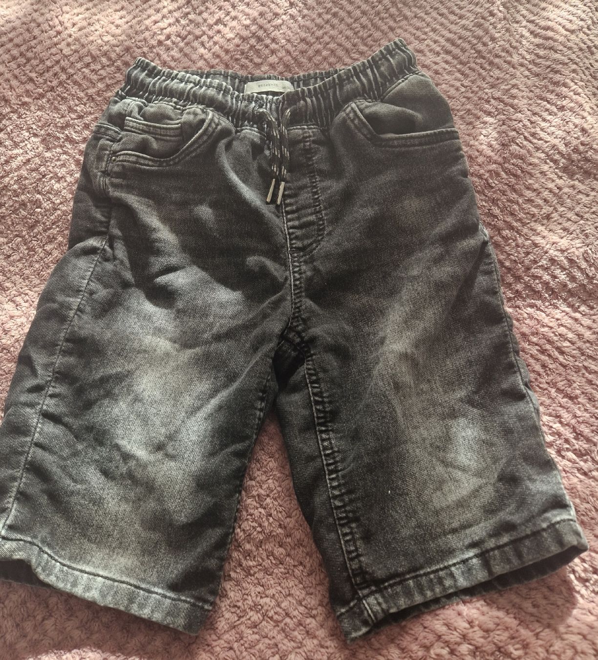 Hosen: 2 Coole 3/4 Jeans  von Reserved, Grösse 140 – Gebraucht aus Utzenstorf von Ernie_und_Bert