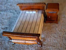 Älteres Puppenhaus-Doppelbett mit Nachttisch, Holz, neu