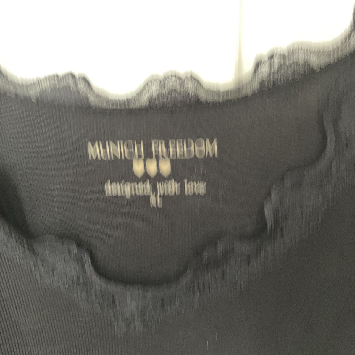 T-shirt: T-Shirt – Nuovo (secondo la descrizione) da Bern venduto da anjesdeberne 2