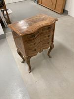 Antike, kleine Kommode, Nussbaumholz, 3 Schubladen