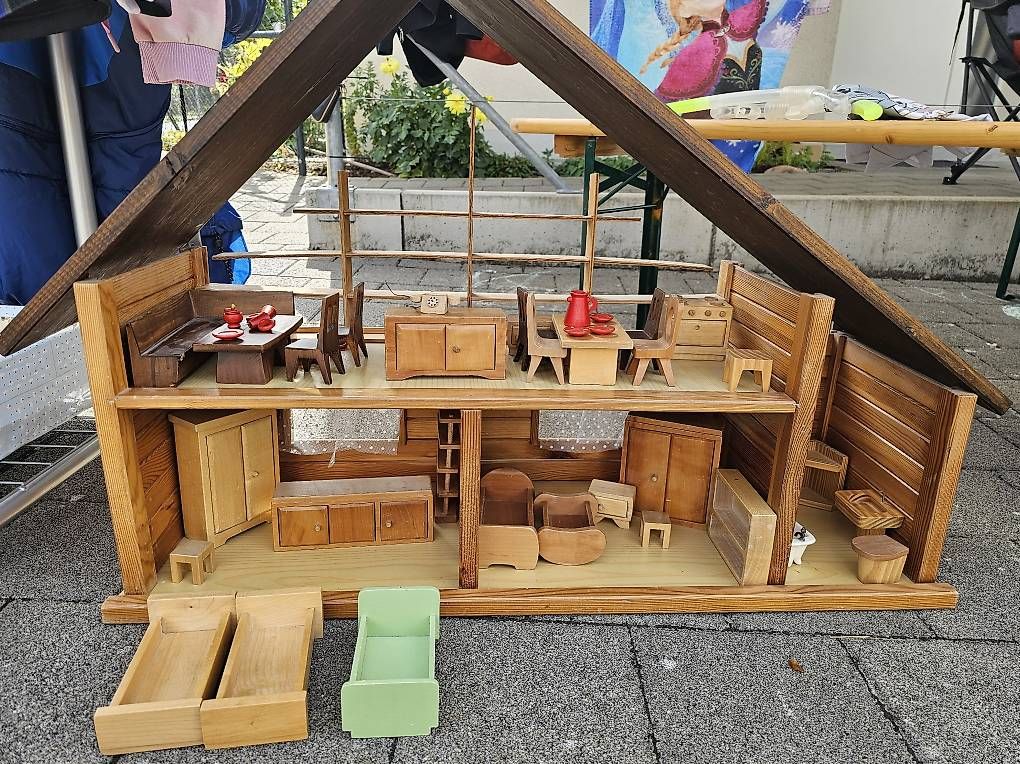 Case e mobili per bambole: Puppenhaus massiv – Usato da Muttenz venduto da nic_2ptn
