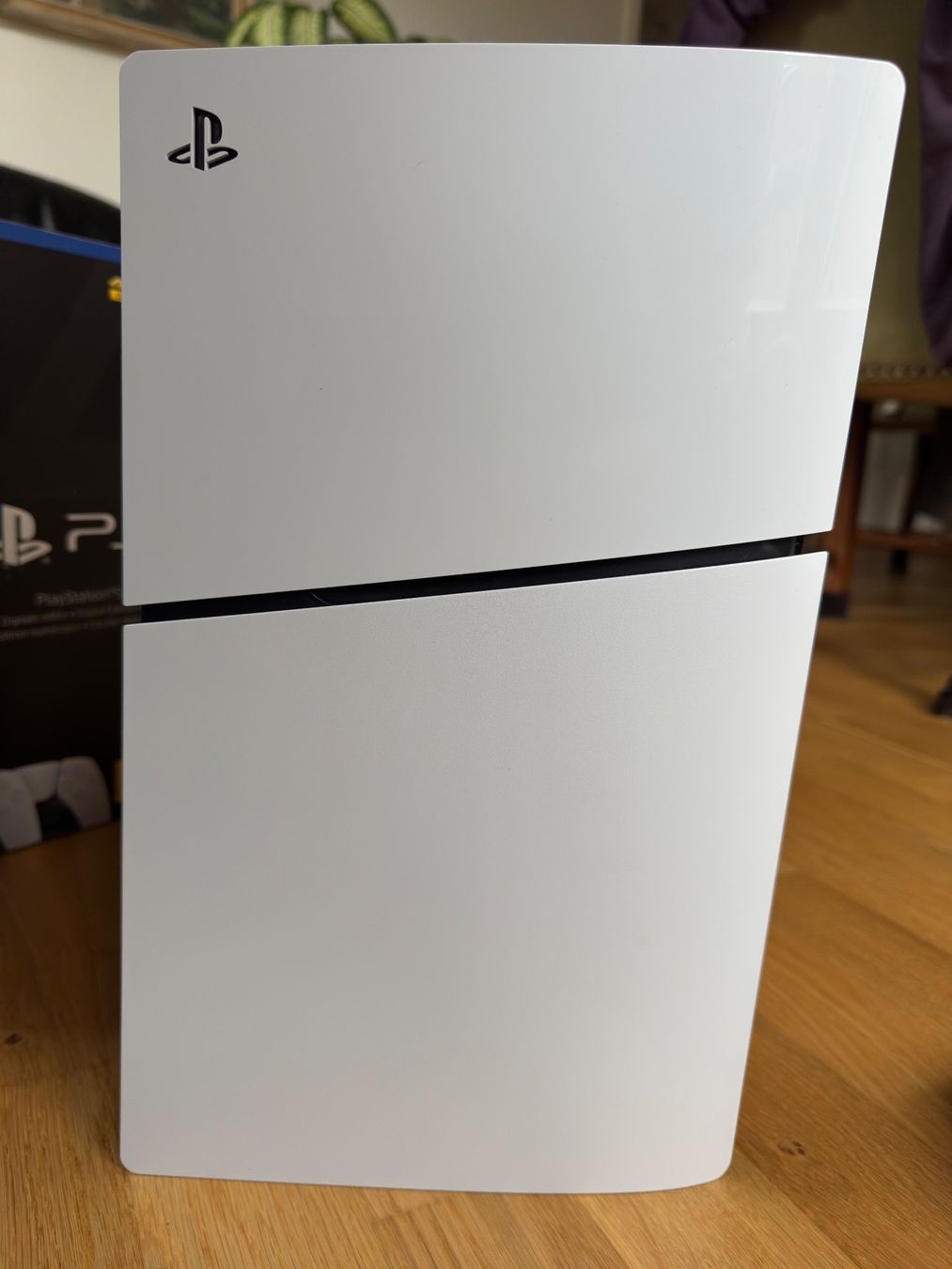 Sony Konsolen: PS5 Slim mit zwei Controller neuwertig – Gebraucht aus Luzern von and_d6vm 2