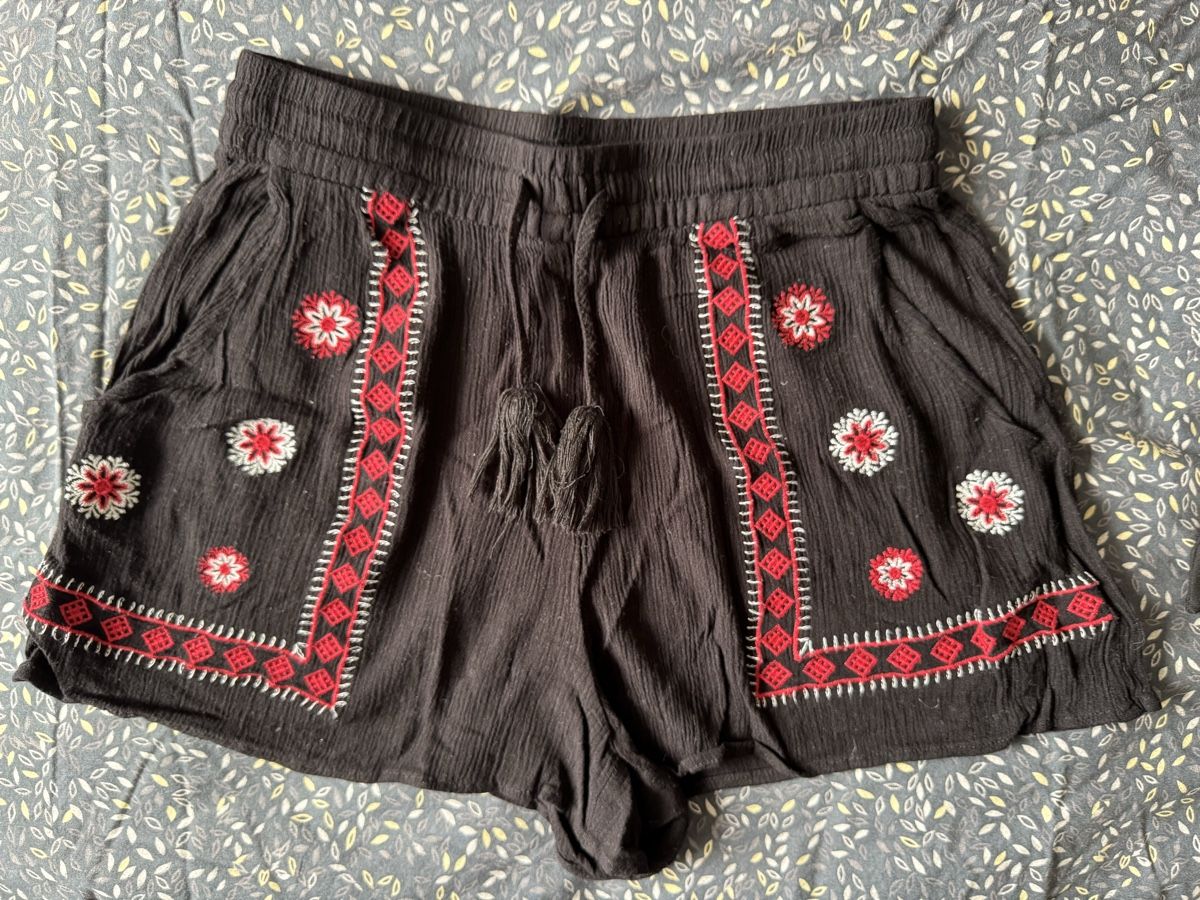 Pantaloni: Black embroidered shorts – Usato da Genève venduto da chk_h2dy