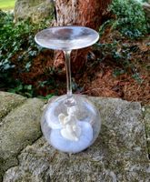 Engel auf Herz in Weinglas auf Glitzerwolke