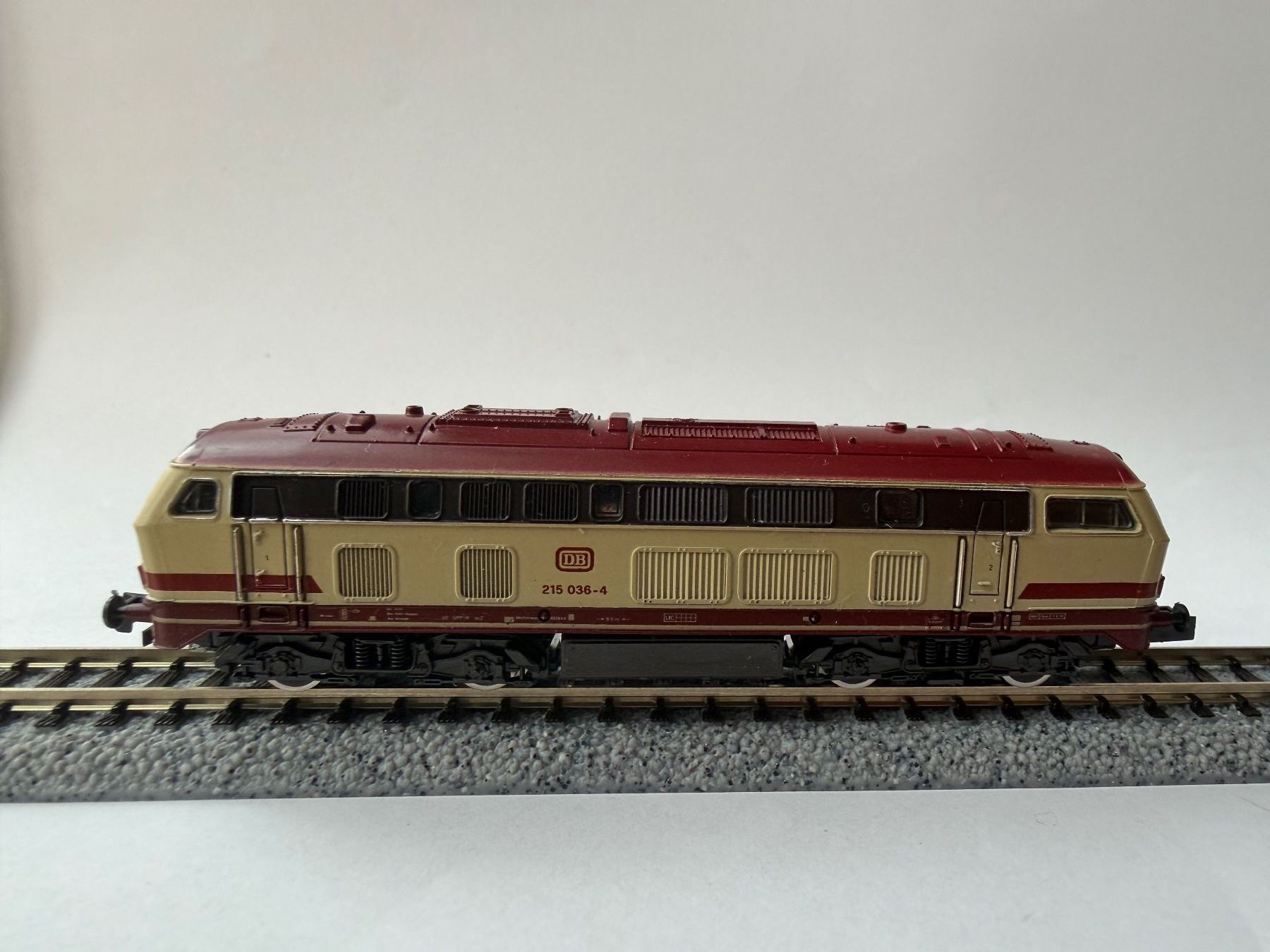 Roco Modelleisenbahnen: Roco 23222 DB Br 215 036 Spur N – Gebraucht aus Duggingen von reloaded31