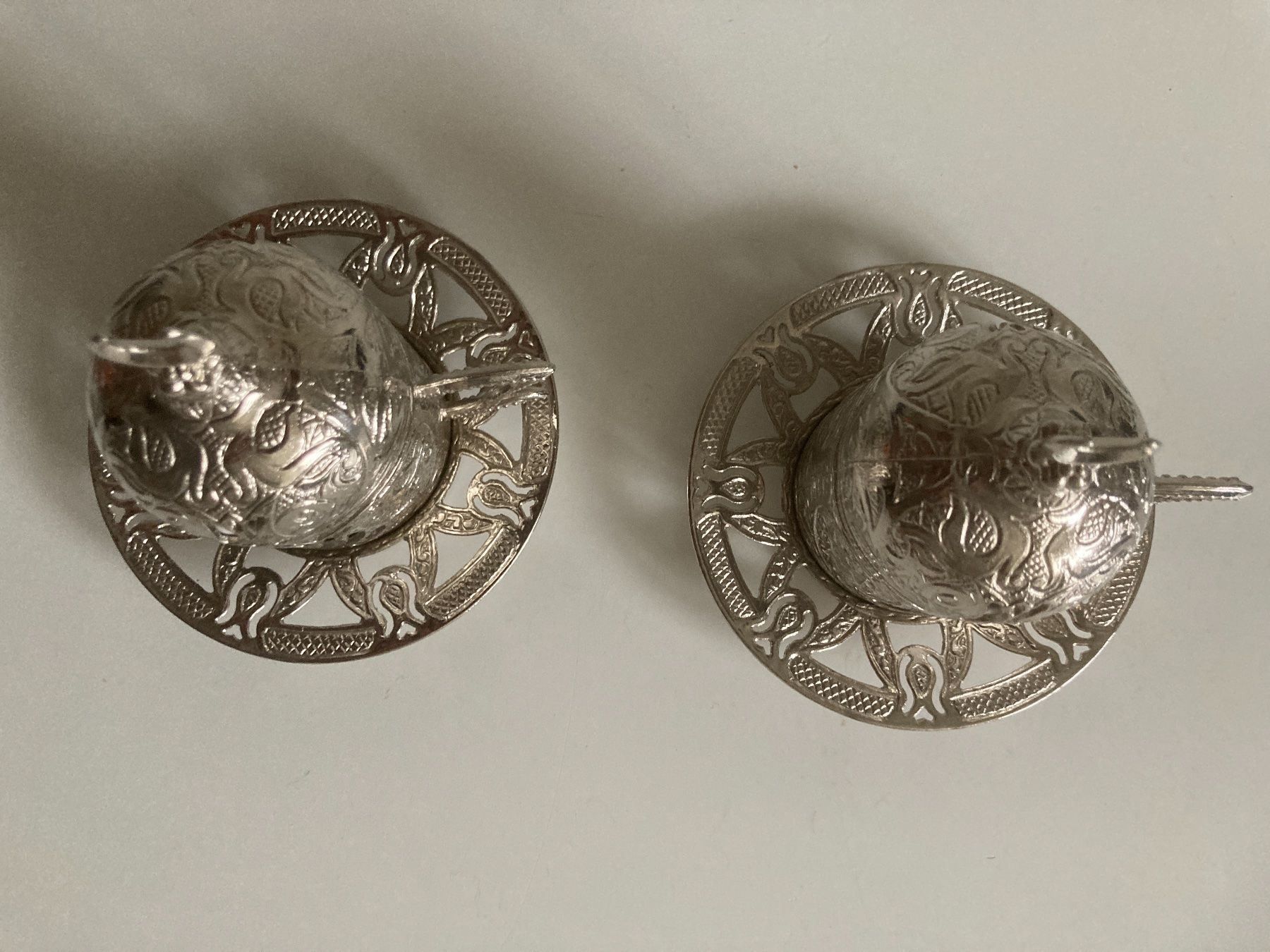 Tasses: 2 orientalische Tässchen. – Défectueux à Zürich par Chaeffeler 1