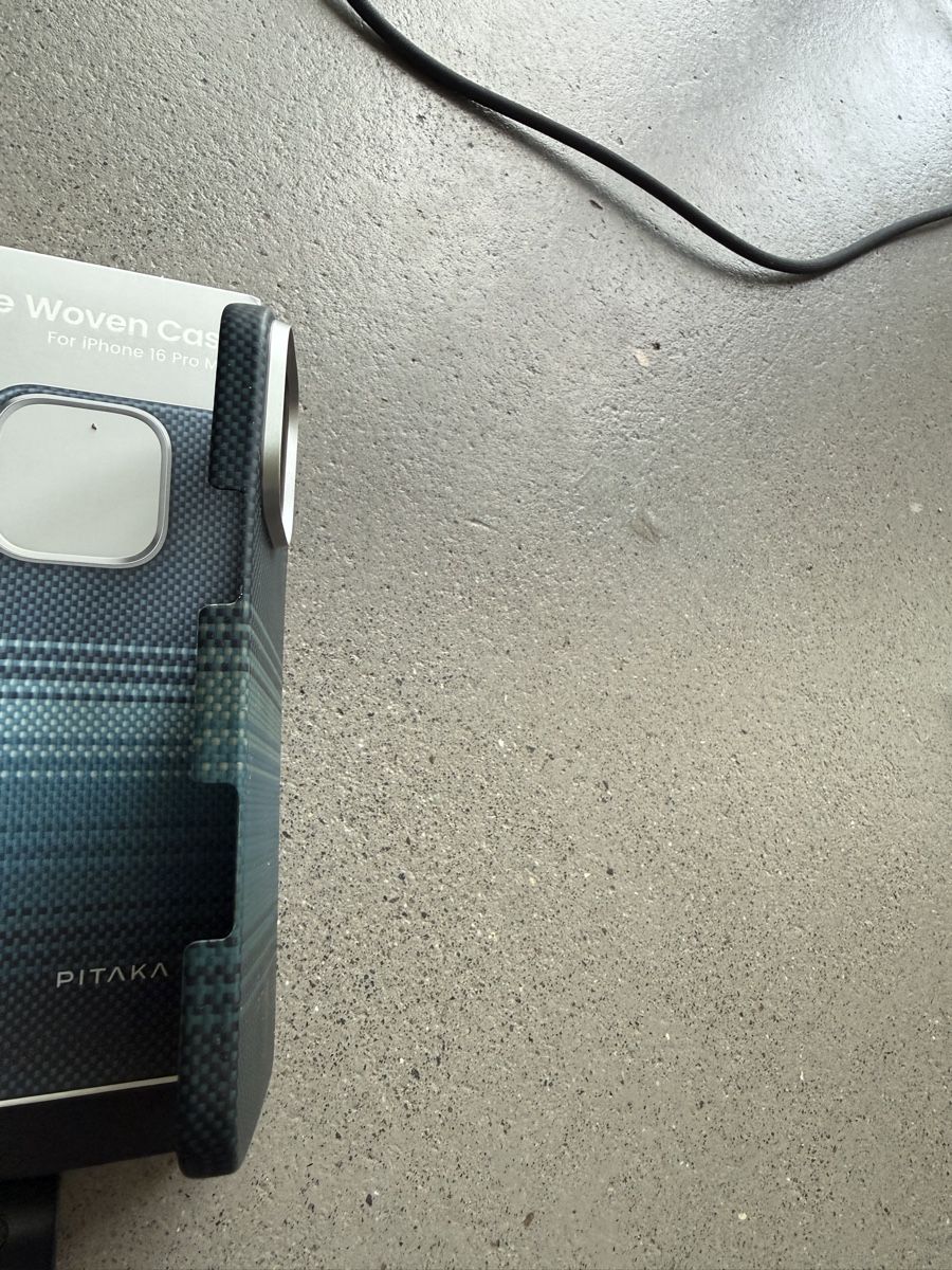Apple Cover & Protezioni schermo: Pitaka Hülle Iphone 16pro max – Usato da Luzern venduto da mar_x96f 3