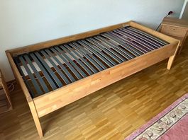 Kompaktes Bett 90x200 cm aus Erle massiv mit Nachttisch