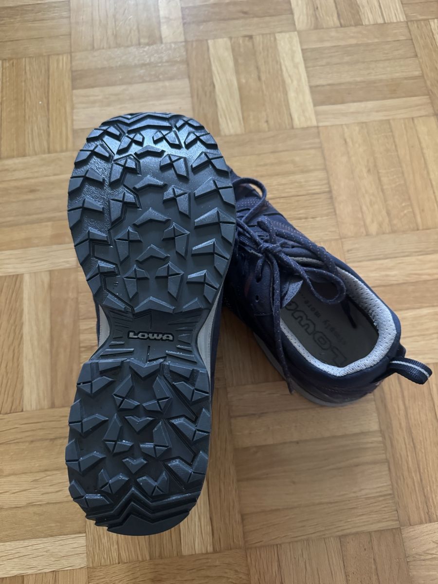 Lowa Scarpe da donna: LOWA Wanderschuhe Damen Grösse  41.5 dunkelblau  – Usato da Zug venduto da doresina 1