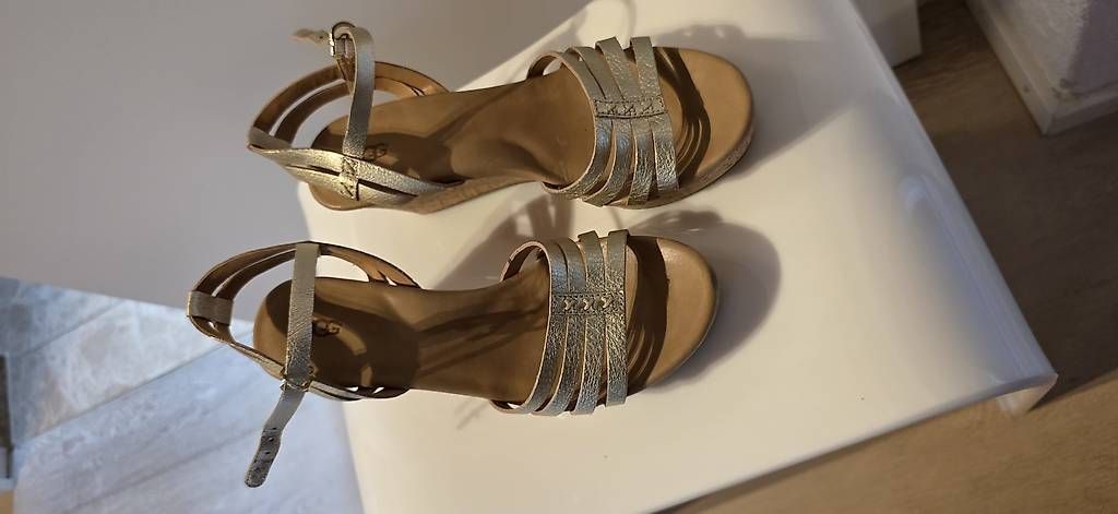 Damenschuhe: Ugg sandalen 39 – Gebraucht aus Wolfhausen von LoukAudio 2