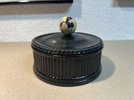 Boîte en bois peint avec bouton japonais
