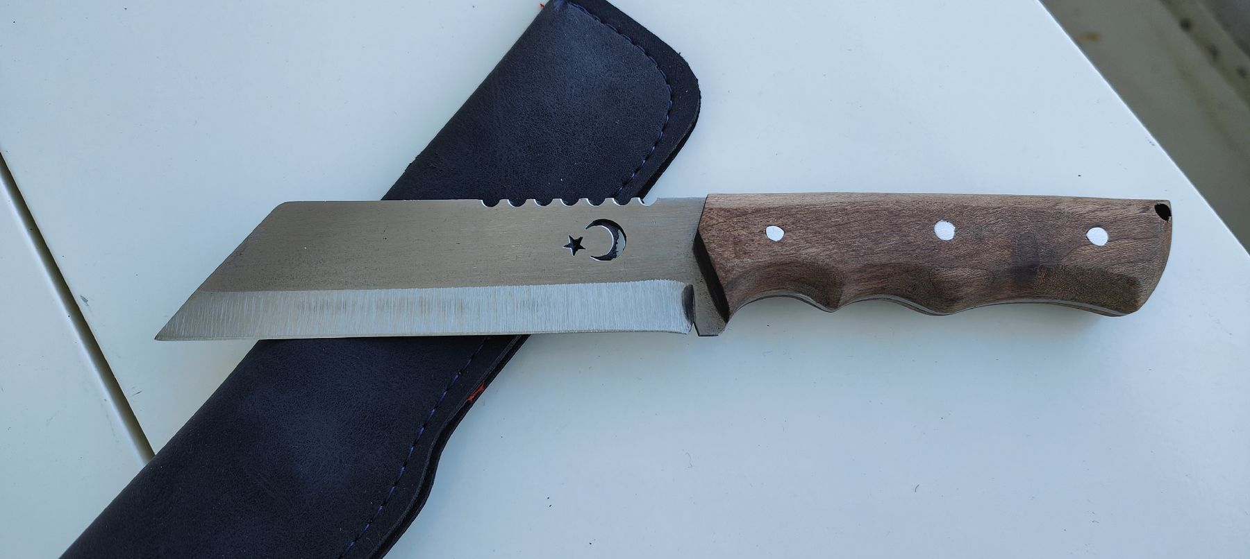Accessoires: Neuwertiges Hackmesser mit Holzgriff und Lederscheide! – Neuf avec emballage d'origine à St. Margrethen SG par Duezenli61