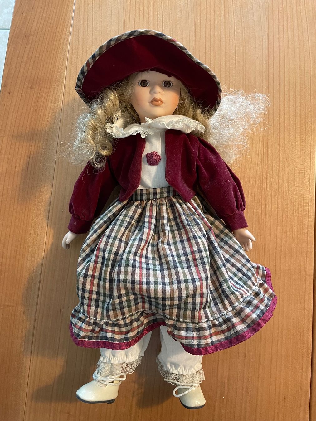 Bambole: Süsse Puppe mit Samt-Outfit – Usato da Adlikon b.Regensdf venduto da SimoneO01