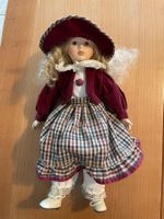 Süsse Puppe mit Samt-Outfit