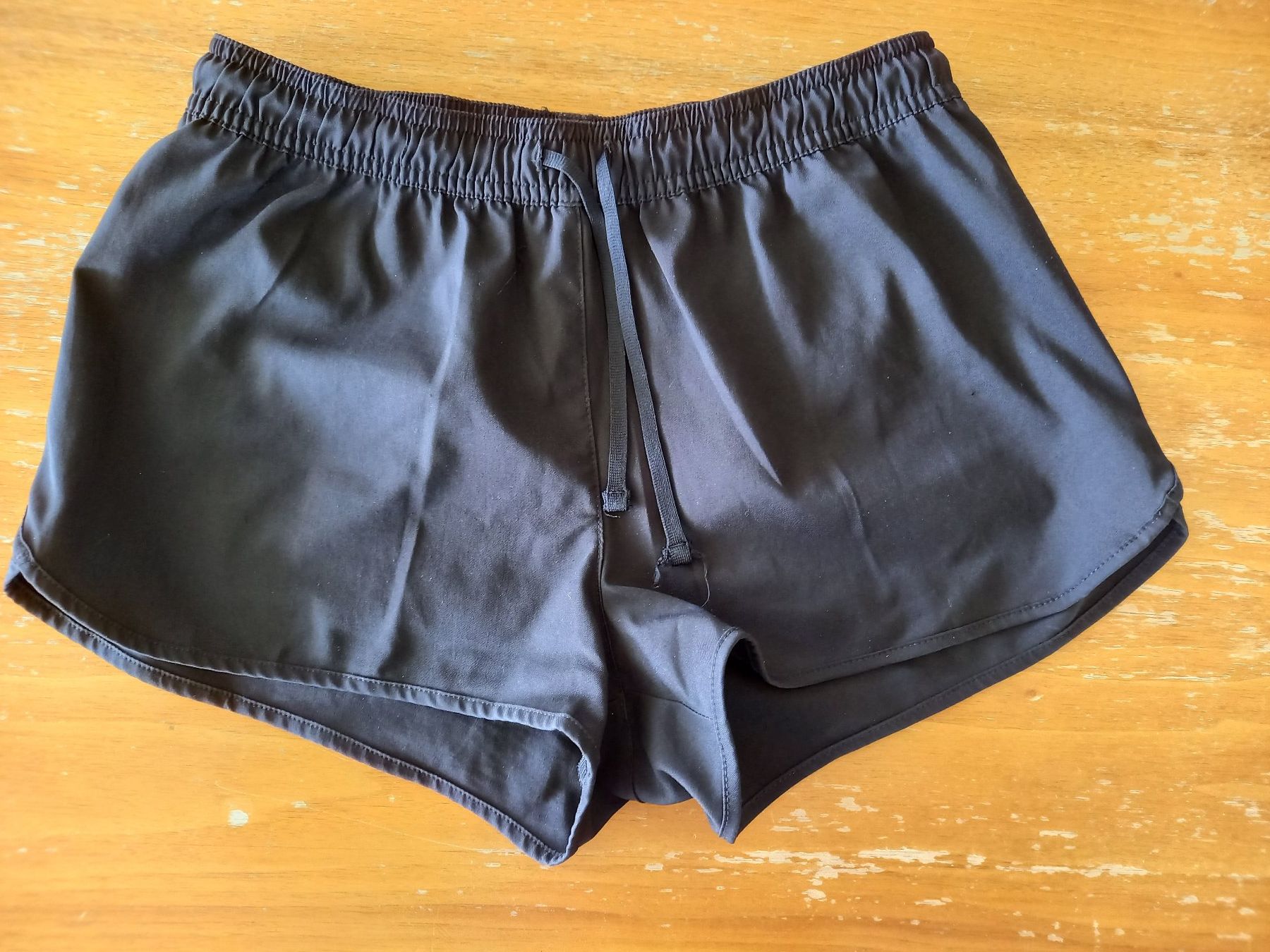 Pantaloni: Schwarze Olaian Shorts, ca. Gr.152 – Usato da Luzern venduto da latinaluna