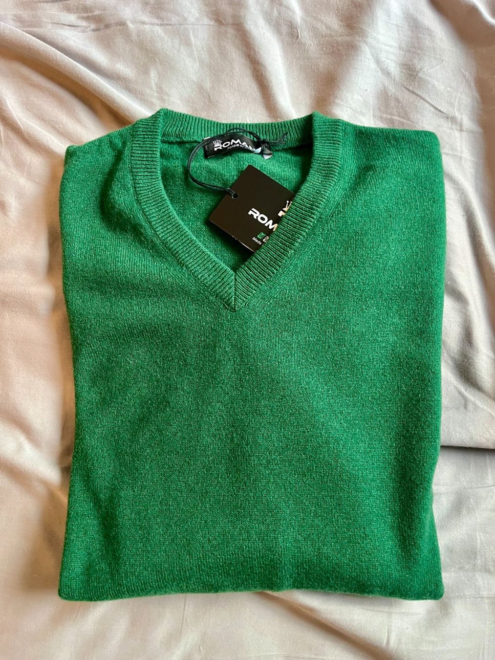 Pulls & Sweat-shirts: Kaschmirpullover mit V-Ausschnitt – Neuf avec emballage d'origine à Zürich par Marghensy 1