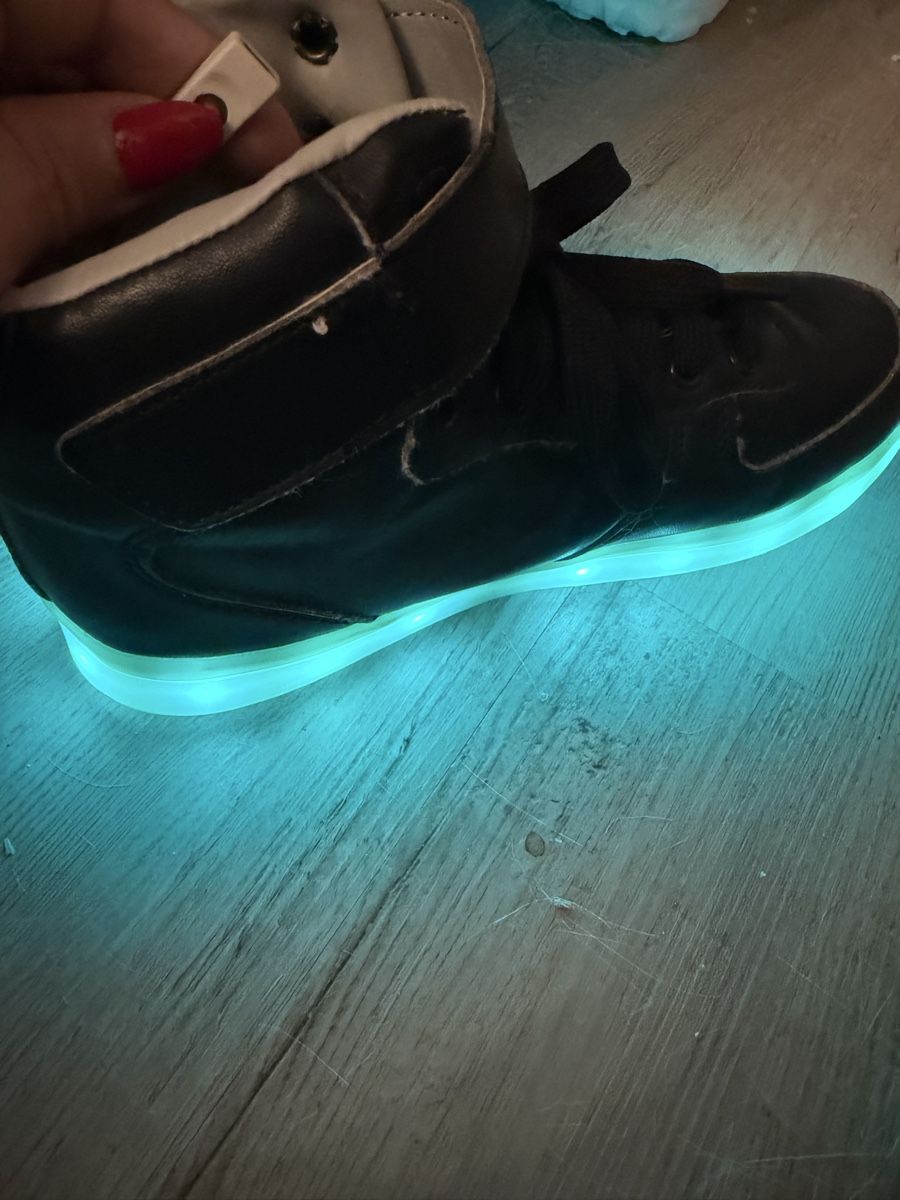 Chaussures garçon: Sneakers mit Licht grosse 34 – D'occasion à Regensdorf par iamabarbiegirl