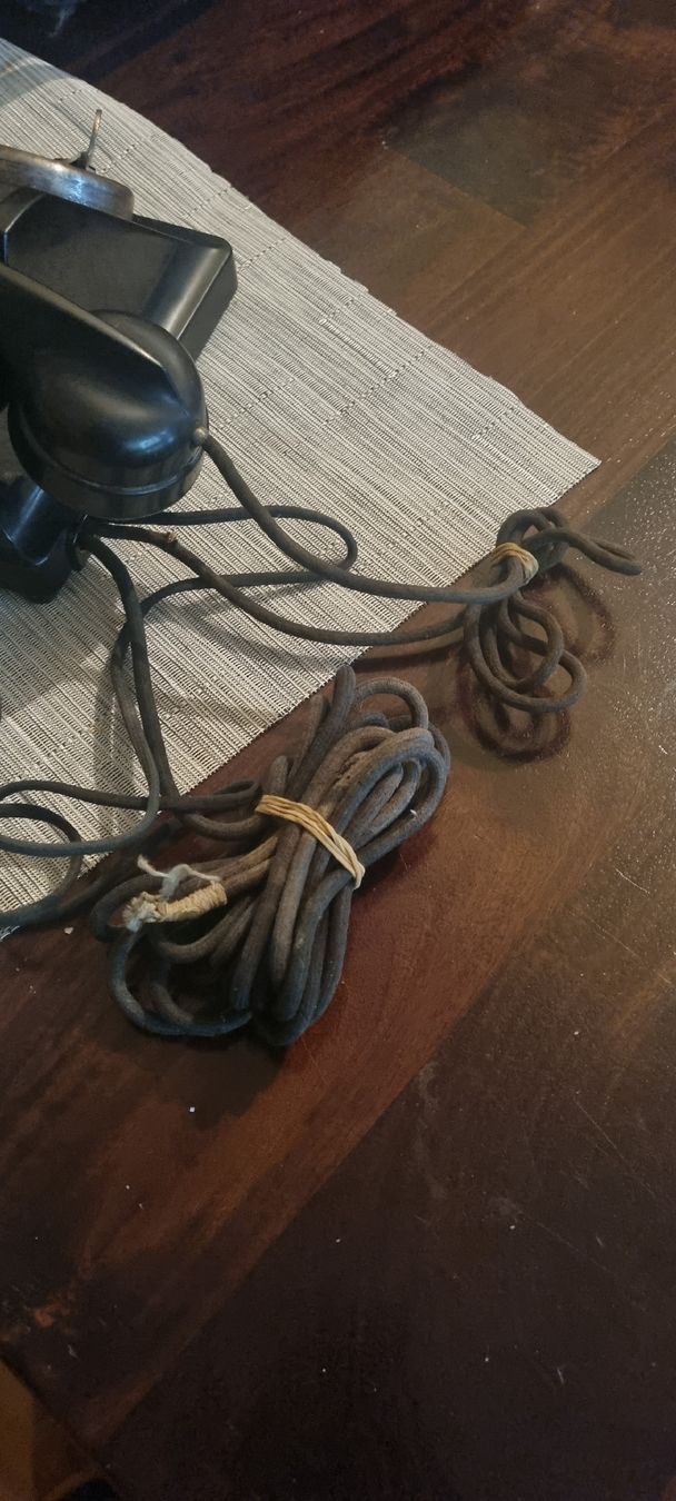 Téléphones: Französisches Telefon, 1950er – Défectueux à Basel par Jcva 8