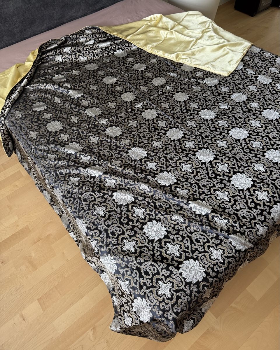 Coperte: Elegant Black Floral Bedspread – Nuovo (secondo la descrizione) da Cham venduto da cec_b78y 1