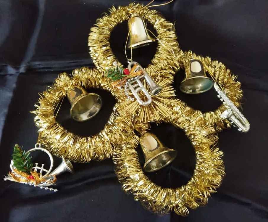 Tutte le decorazioni: Goldiger Weihnachtskranz mit Musikinstrumenten & Glocken – Nuovo (secondo la descrizione) da Zürich venduto da 1-2-3-Kaufen 4
